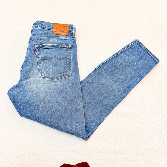 Levi's Wedgie Distressed Denim Cutout Ripped Jeans Size 27 - Picture 2 of 8